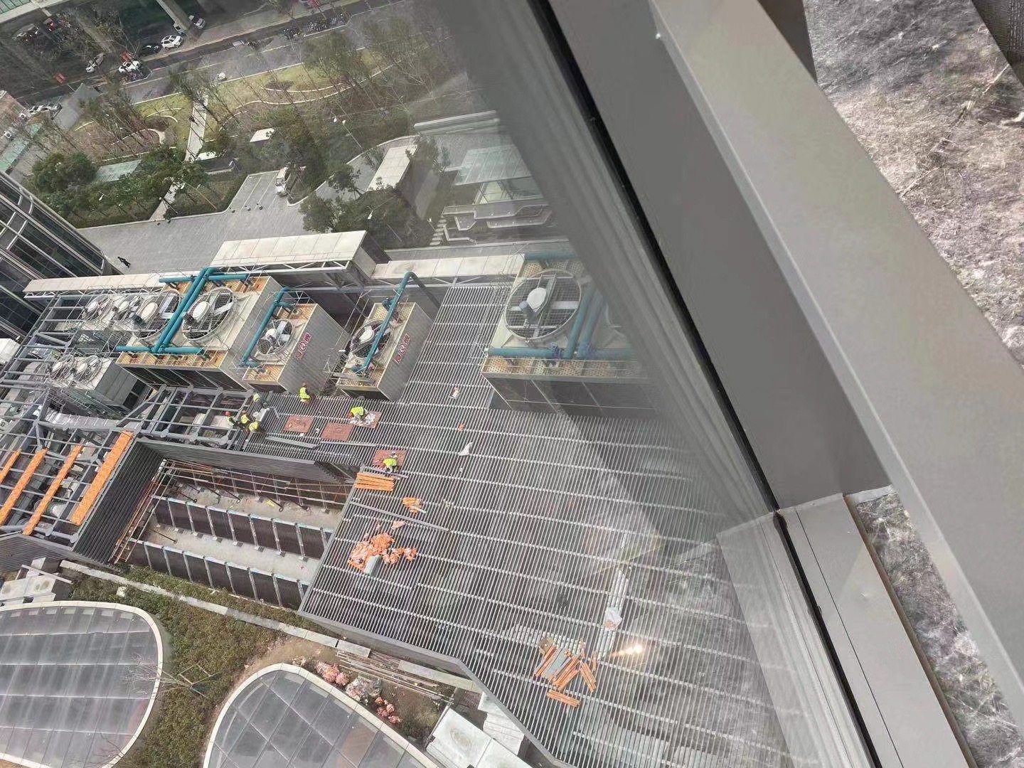 博荟广场屋顶钢结构铝方通施工 博荟广场屋顶钢结构铝方通施工